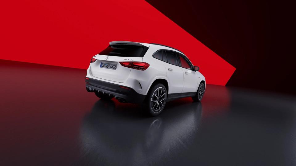 Seitliche Ansicht des neuen Mercedes-AMG GLA 35.