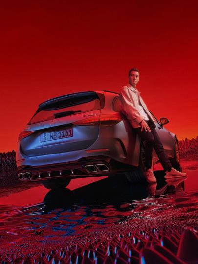 George Russel neben dem Mercedes-AMG C 63 S E PERFORMANCE T-Modell