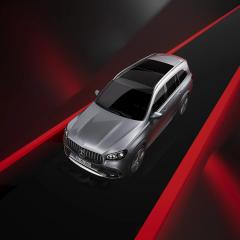 Seitlich-vordere Ansicht von oben des neuen Mercedes-AMG GLE 63 SUV in silberfarben.