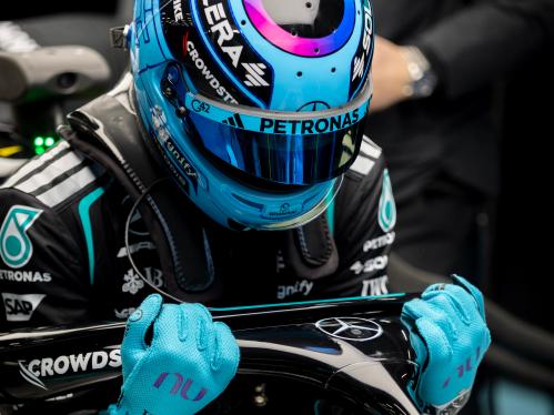 Der Mercedes-AMG F1 W17 E PERFORMANCE Cockpit Sicht.