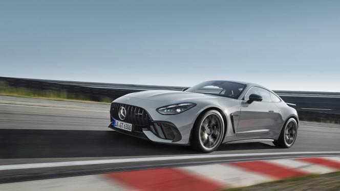 Mercedes-AMG GT 63 Pro Abbildung der Front von der linken Seite.