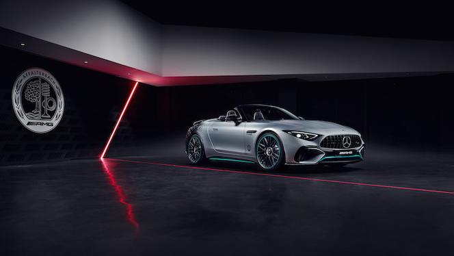Mercedes-AMG SL 63 mit AMG Emblem im Hintergrund