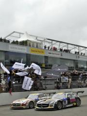 Gasse und 2 Mercedes-AMG GT Rennfahrzeuge aus dem Jahr 2013
