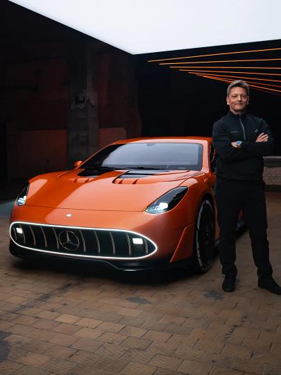 Chefingenieur der AMG.EA-Plattform Oliver Wiech steht vor dem CONCEPT AMG GT XX