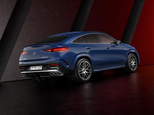 Seitliche Heckansicht des Mercedes-AMG GLE 53 Coupé.