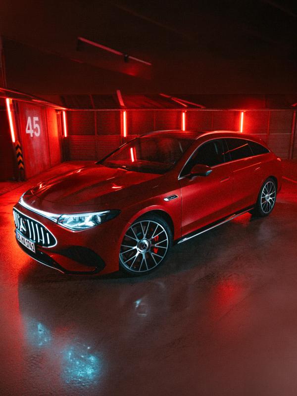 Das Mercedes-AMG CLA 45 4MATIC+ Shooting Brake in einem rot beleuchtetem Raum