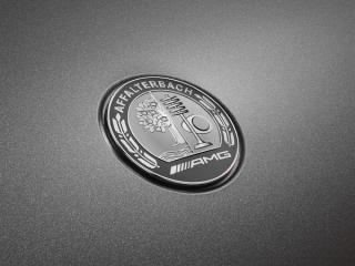 Nahaufnahme des AMG Emblems auf der Motorhaube des neuen Mercedes-AMG GLC 63 S E PERFORMANCE.