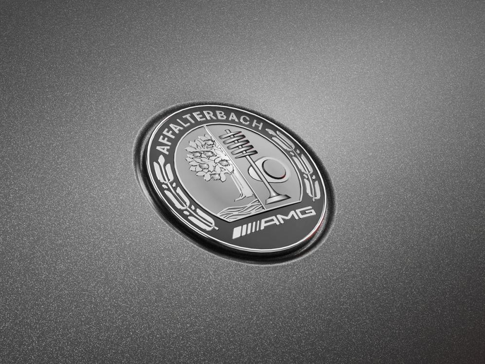 Nahaufnahme des AMG Emblems auf der Motorhaube des neuen Mercedes-AMG GLC 63 S E PERFORMANCE.