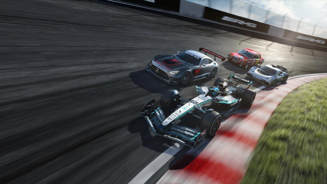 Aktuelle und legendäre Rennfahrzeuge auf einer Rennstrecke