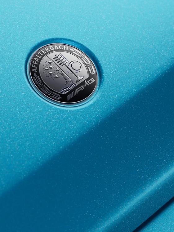 Nahaufnahme des AMG Emblems.