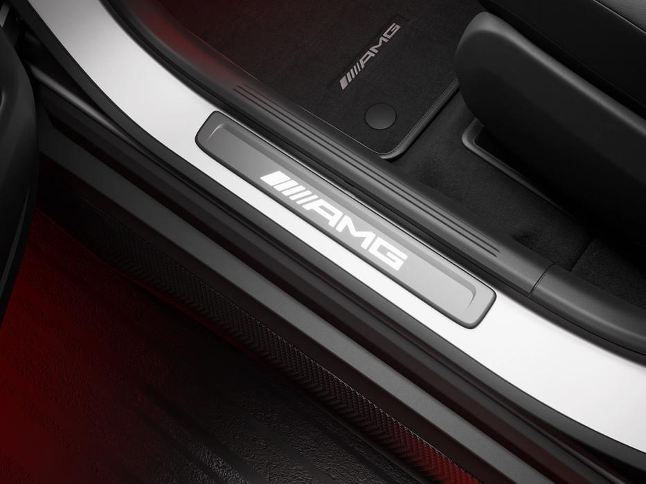 Einstiegsrahmen mit dem Schriftzug AMG des Mercedes-AMG GLC Coupe 63 S E.