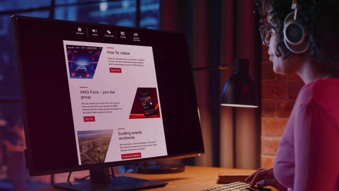 Eine Frau sitzt vor einem Computer-Bildschirm