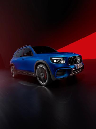 Mercedes AMG GLB 35 SUV von der Seite.