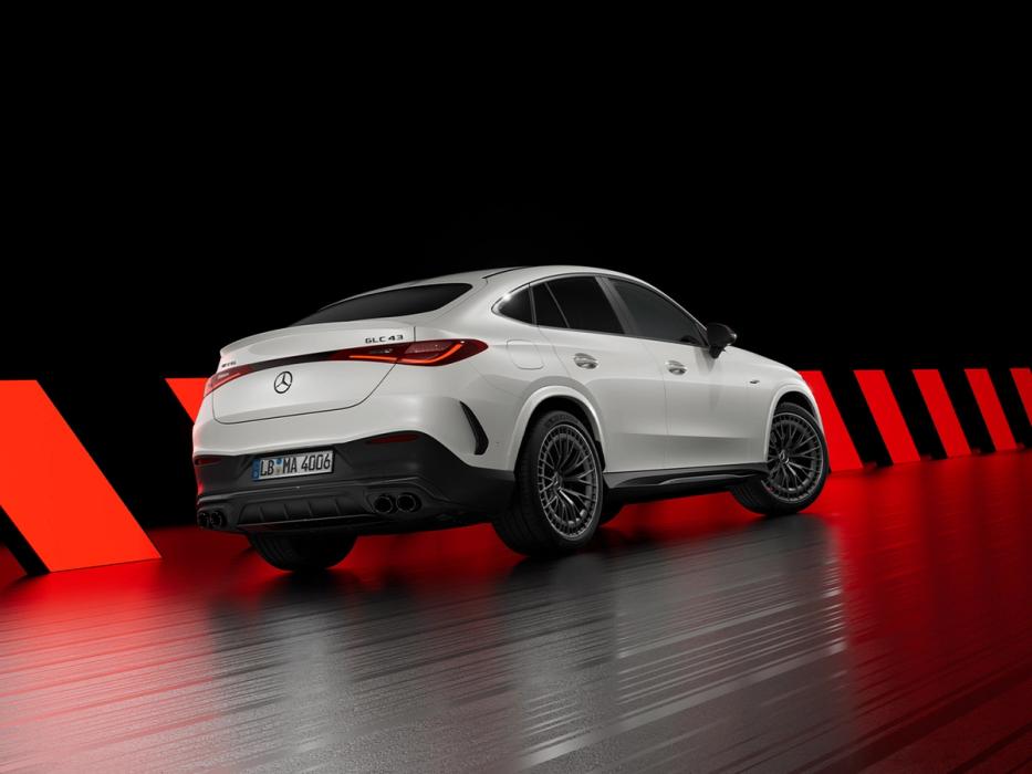Mercedes-AMG GLC Coupe 43 von hinten im Showroom.