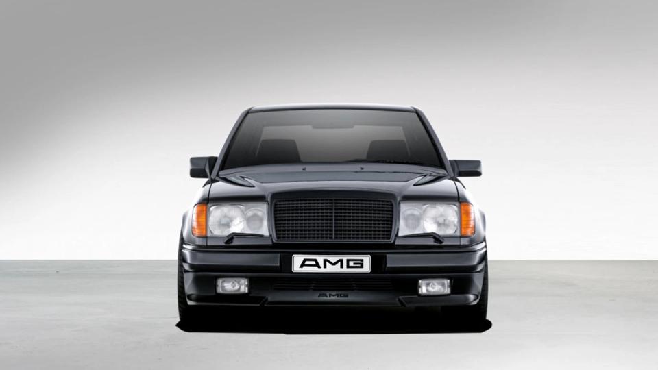 Ein klassisches Mercedes-AMG Fahrzeug in der Frontansicht