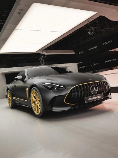 Front view Mercedes-AMG GT 63 4MATIC+ "APXGP Edition"