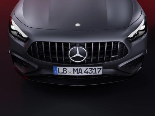 Frontansicht des neuen Mercedes-AMG GLA 45 S 4MATIC+.