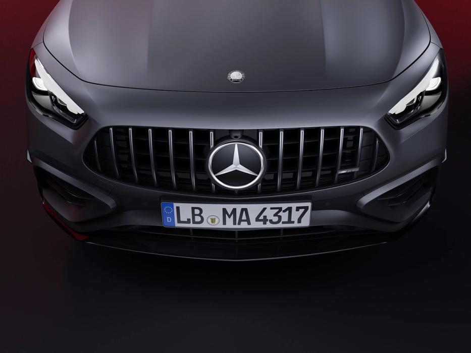 Frontansicht des neuen Mercedes-AMG GLA 45 S 4MATIC+.