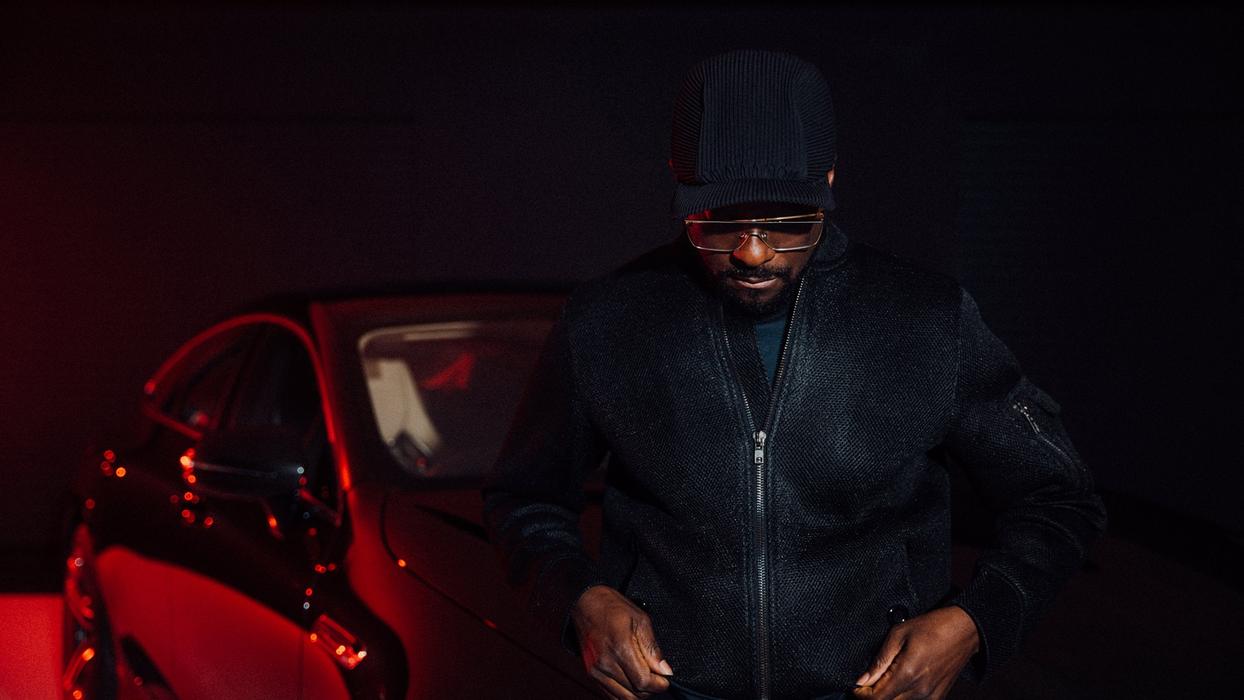 Will.i.am in front of the Mercedes-AMG GT 63 S E PERFORMANCE