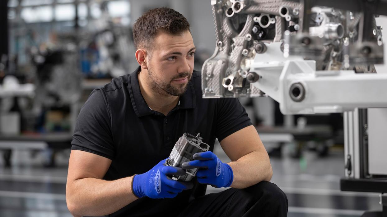 Ein Mechaniker arbeitet in der heutigen Mercedes-AMG Manufactur