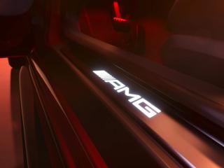 Das AMG Logo leuchtet.