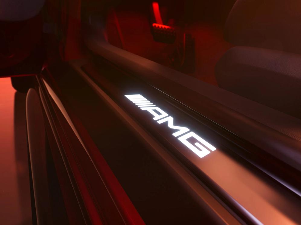 Das AMG Logo leuchtet.