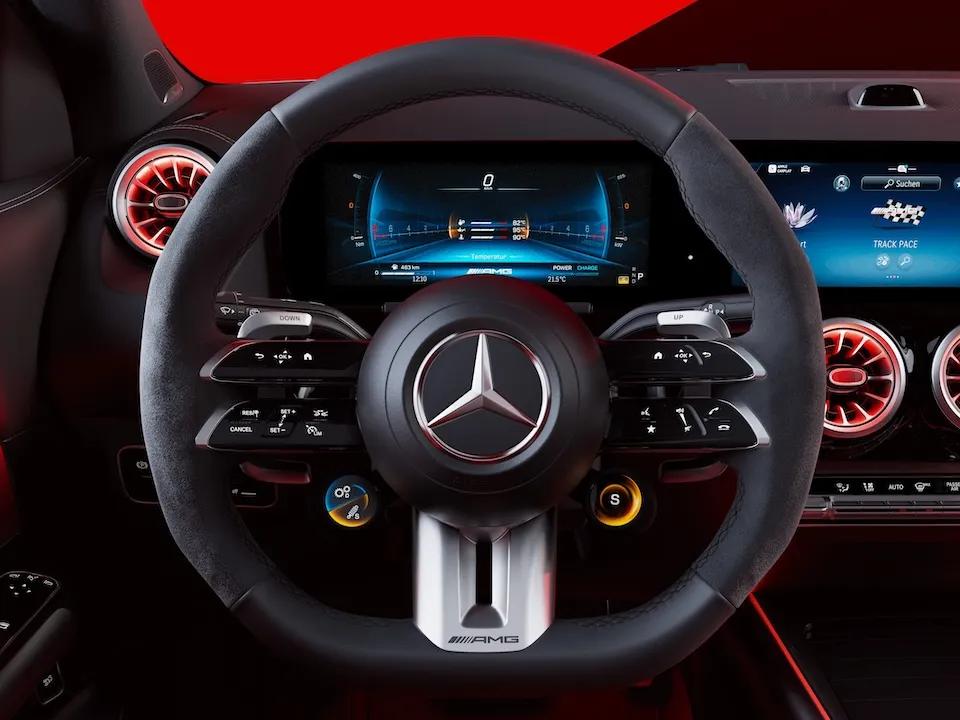 AMG Performance Lenkrad im neuen Mercedes-AMG GLA 35.