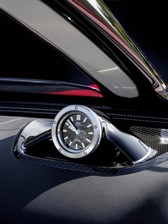 Highlight im Innenraum ist die individuelle, von IWC Schaffhausen entworfene Analog-Uhr.