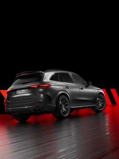 Seitliche Hinteranischt des neuen Mercedes-AMG GLC 63 S E PERFORMANCE.