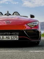 Teilauschnitt Front des Fahrzeugs.