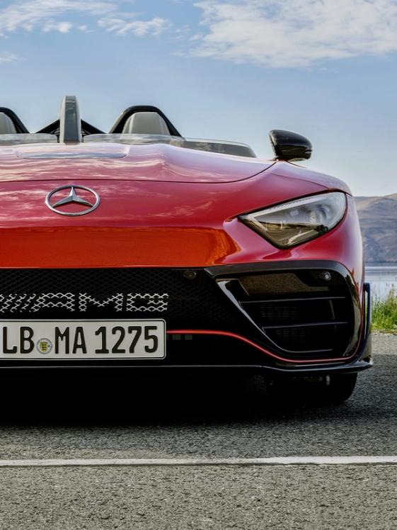 Teilauschnitt Front des Fahrzeugs.