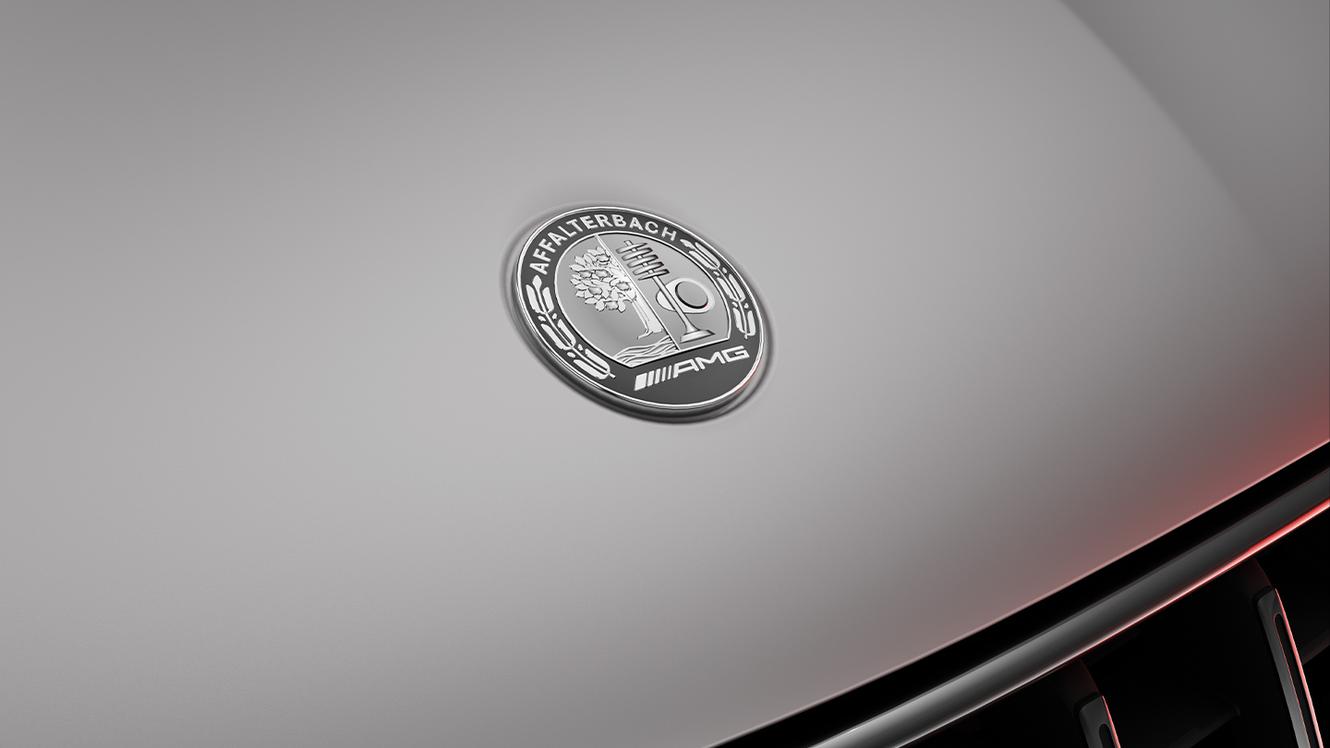 Mercedes-AMG Zeichen auf der Motorhaube.