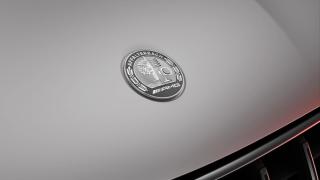 Mercedes-AMG Zeichen auf der Motorhaube.