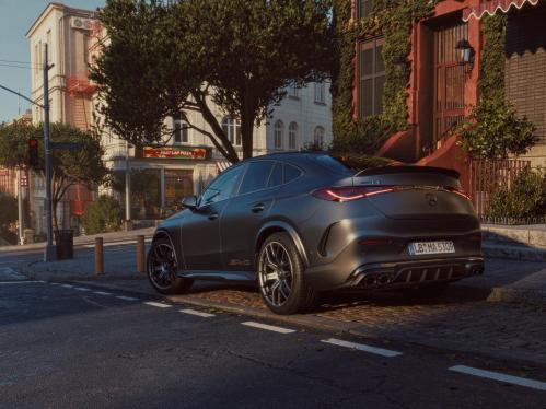 Mercedes-AMG GLC 53 4MATIC+ Coupé an einer Straßenkreuzung