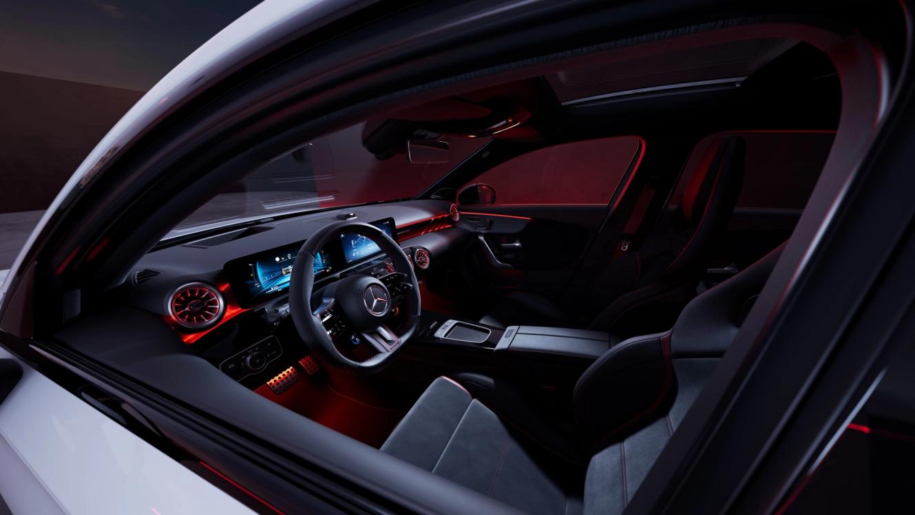 Interieur einer Mercedes-AMG A 35 Kompaktlimousine