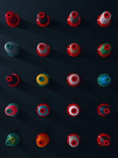 Stylisch in Szene gesetzte Garnrollen.