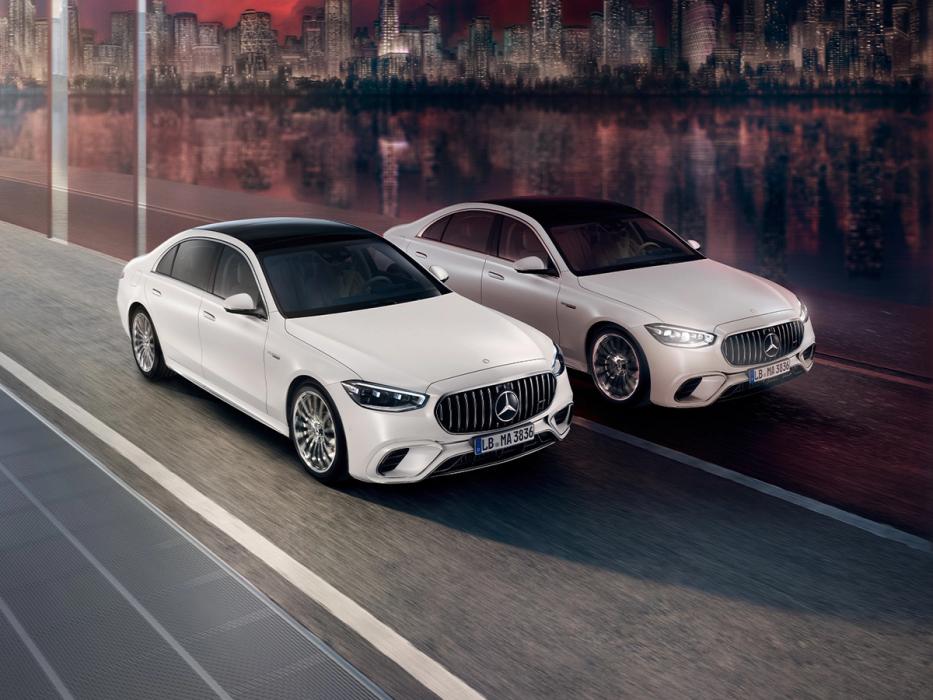 Zwei Mercedes-AMG S 63 E PERFOFRMANCE Limousinen fahren nebeneinader