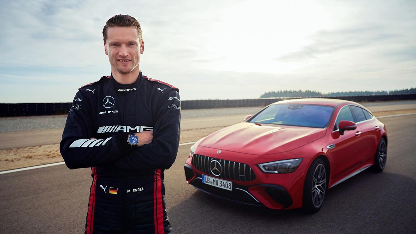 Maro Engel posiert vor einem Mercedes-AMG GT 63 S E PERFORMANCE
