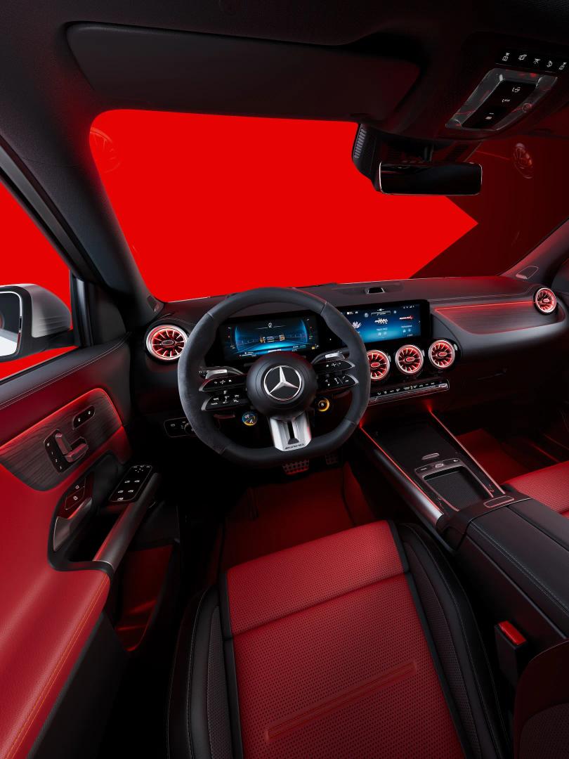 Innenraum und Cockpit des neuen Mercedes-AMG GLA 45 S 4MATIC+.