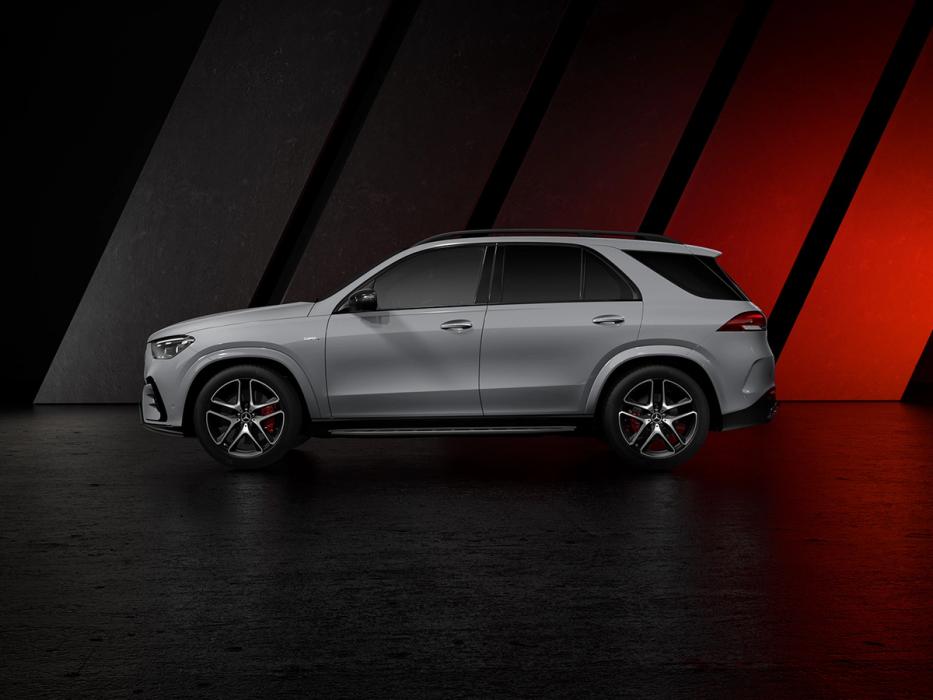 Der Mercedes-AMG GLE 53 SUV von der Seite.