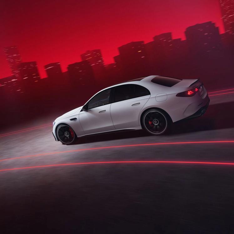 Mercedes-AMG E 53 Limousine Seitenansicht.