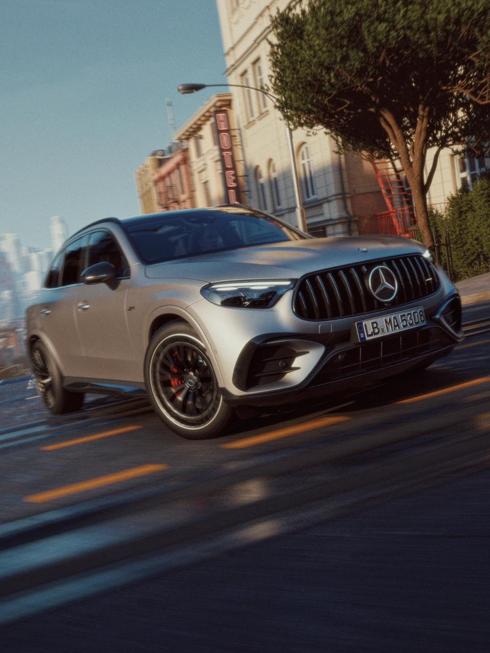 Mercedes-AMG GLC 53 4MATIC+ SUV im urbanen setting