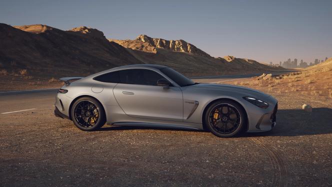 Mercedes-AMG GT 63 Coupé von der Seite in einer Wüstenlandschaft.