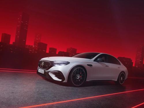 Mercedes-AMG E 53 Limousine Seitenansicht.