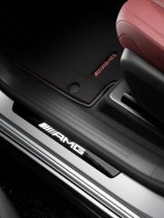 Eintrittsleiste der neuen Mercedes-AMG GLE-SUV Arctic Silver MANUFAKTUR Edition