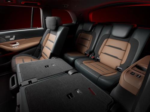 Ansicht der erweiterten Sitzmöglichkeiten mit umgeklappten Sitzen im neuen Mercedes-AMG GLE 63 SUV.