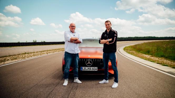 Maro Engel steht gemeinsam mit Produktmanager Jörg vor dem Mercedes-AMG GT 63 S E Performance 4-Door