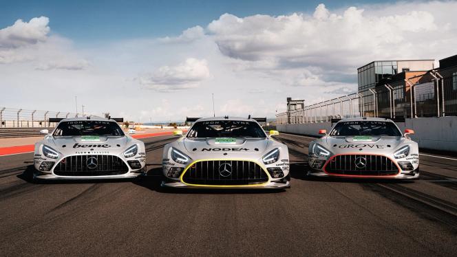 Drei Mercedes-AMG GT Rennfahrzeuge parken nebeneinander auf der Rennstrecke