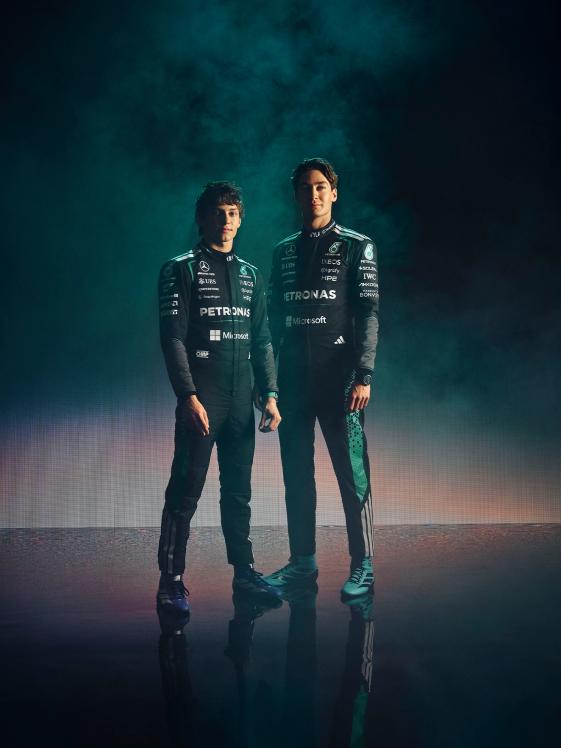 Kimi Antonelli und George Russell im Rennanzug.