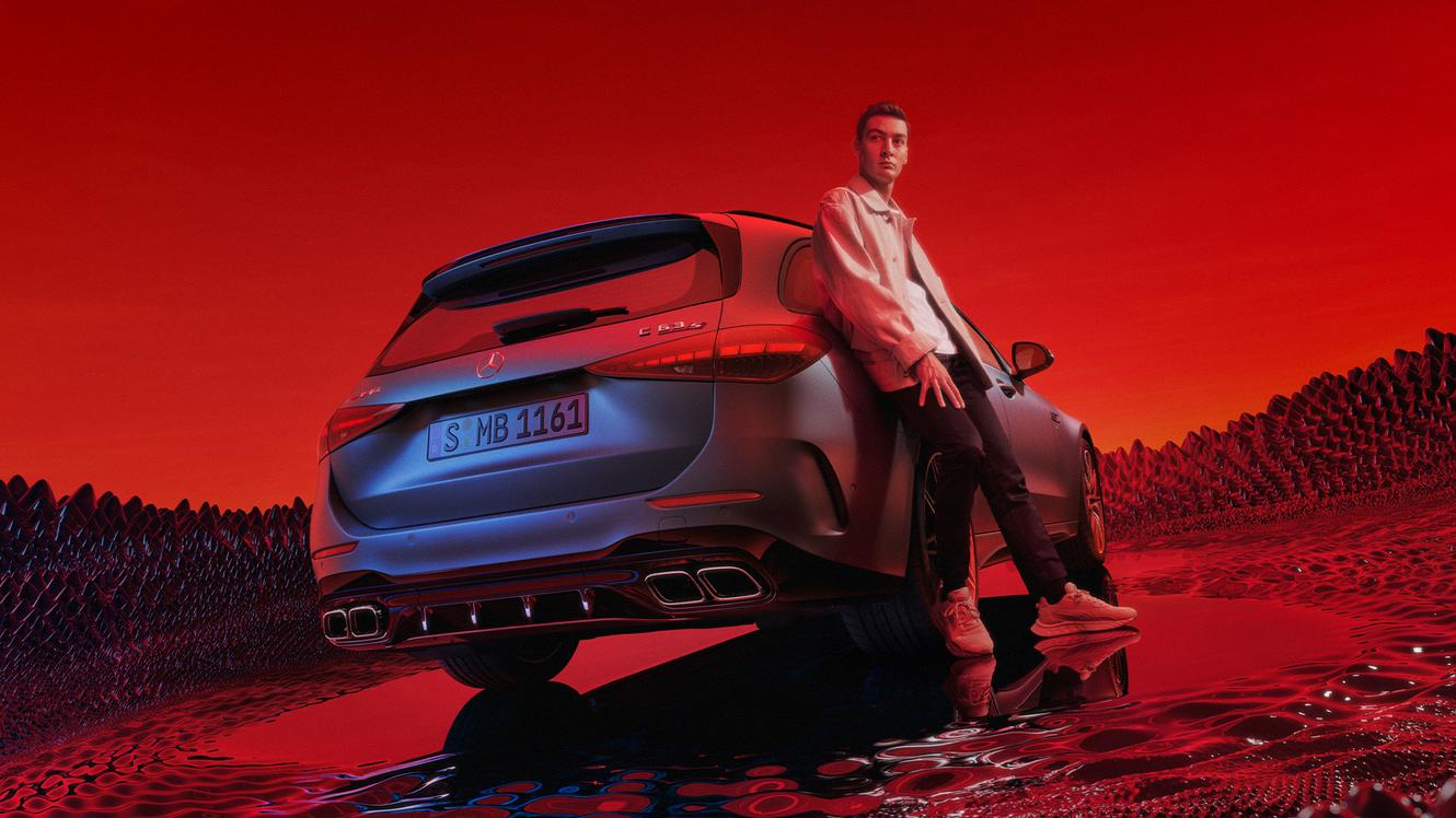 George Russel neben dem Mercedes-AMG C 63 S E PERFORMANCE T-Modell